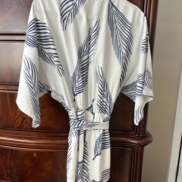 Belted Short romper with palm frond print - Picture 2 of 2